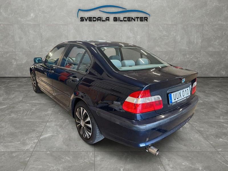 Begagnad BMW 318 143 HK (105 kW) 2004 Blå Sedan