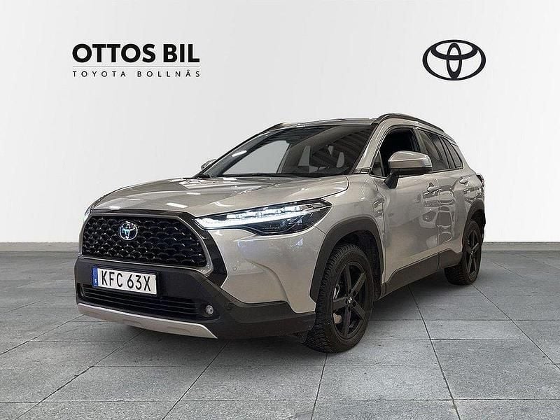 Silver Begagnad 2023 Toyota Corolla Cross Style SUV | 384 000 kr (Marknadspris) - Bild 1/4