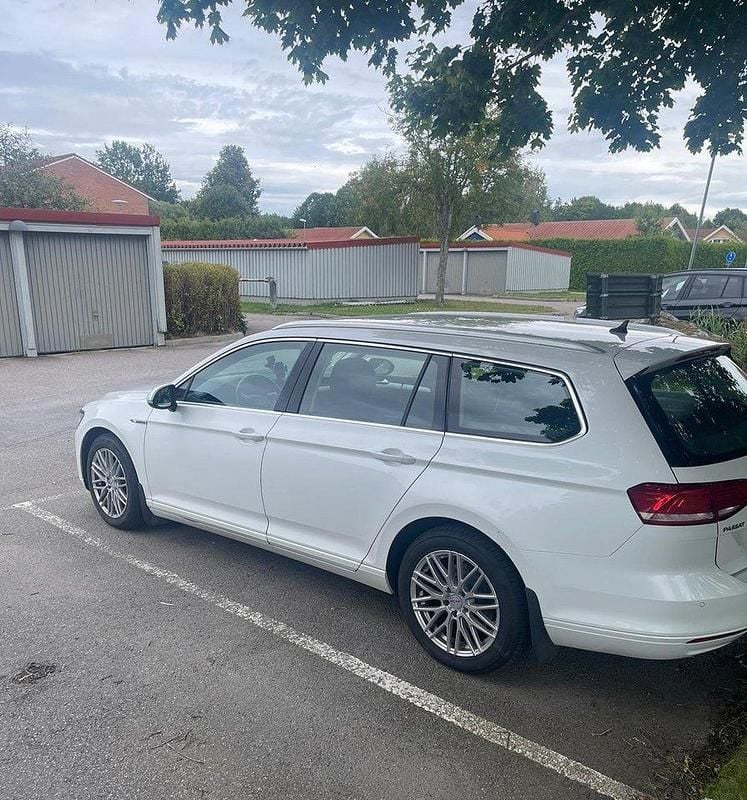 Vit Begagnad 2018 VW Passat Kombi | 99 900 kr (Marknadspris) - Bild 1/4