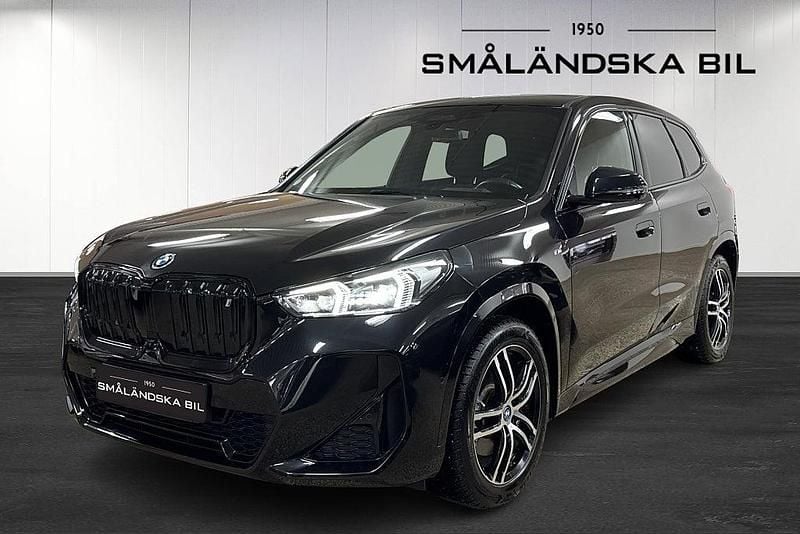 Svart Begagnad 2023 BMW iX1 M Sport SUV | 459 000 kr (Marknadspris) - Bild 1/4