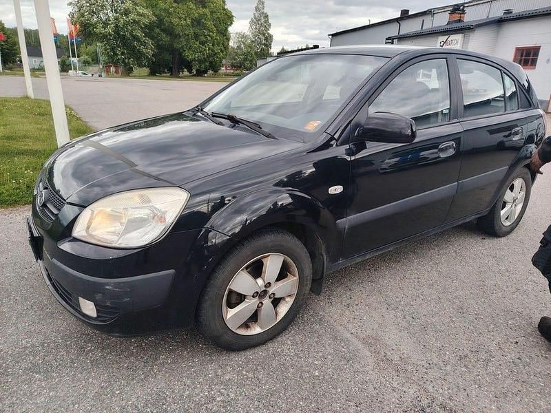 Svart Begagnad 2008 Kia Rio Halvkombi | 17 900 kr - Bild 1/4