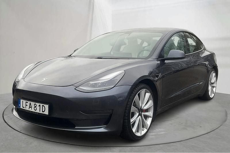 Grå Begagnad 2021 Tesla Model 3 Performance Sedan | 300 000 kr (Superpris) - Bild 1/4