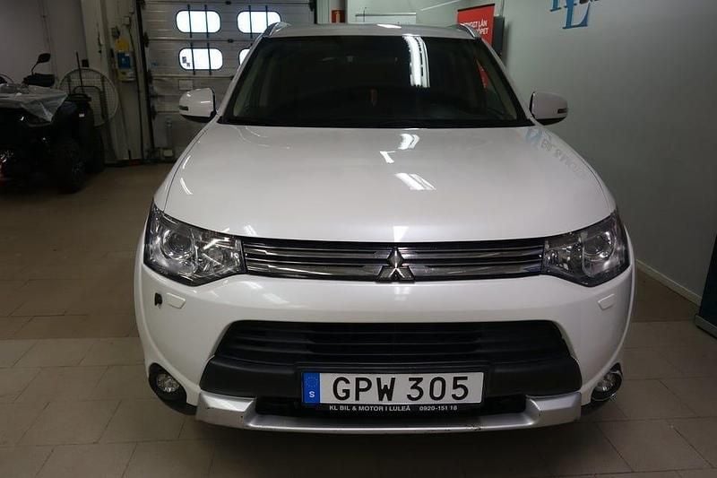 Begagnad Mitsubishi Outlander 203 HK (149 kW) 2015 Vit metallic SUV