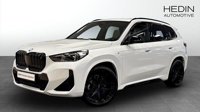 Vit (white) Begagnad 2023 BMW iX1 Comfort Edition SUV | 468 700 kr - Bild 1/4