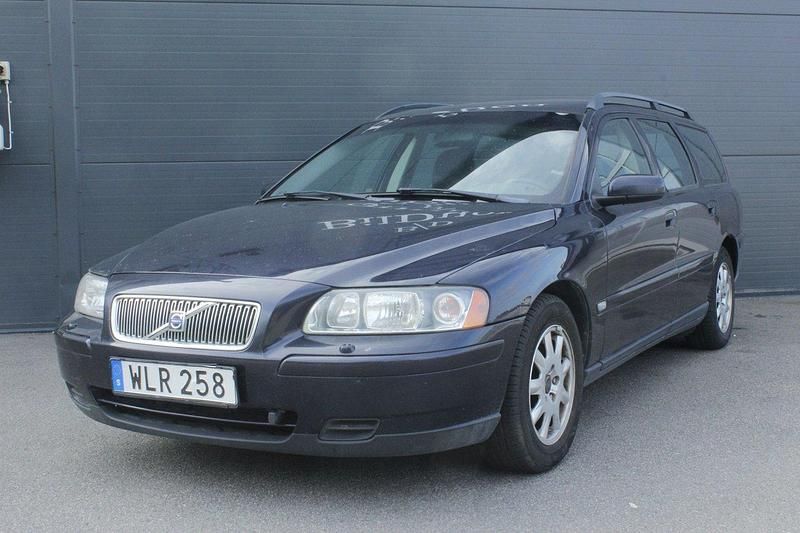 Mörkblå Begagnad 2004 Volvo V70 Business Edition Kombi | 19 900 kr (Marknadspris) - Bild 1/4