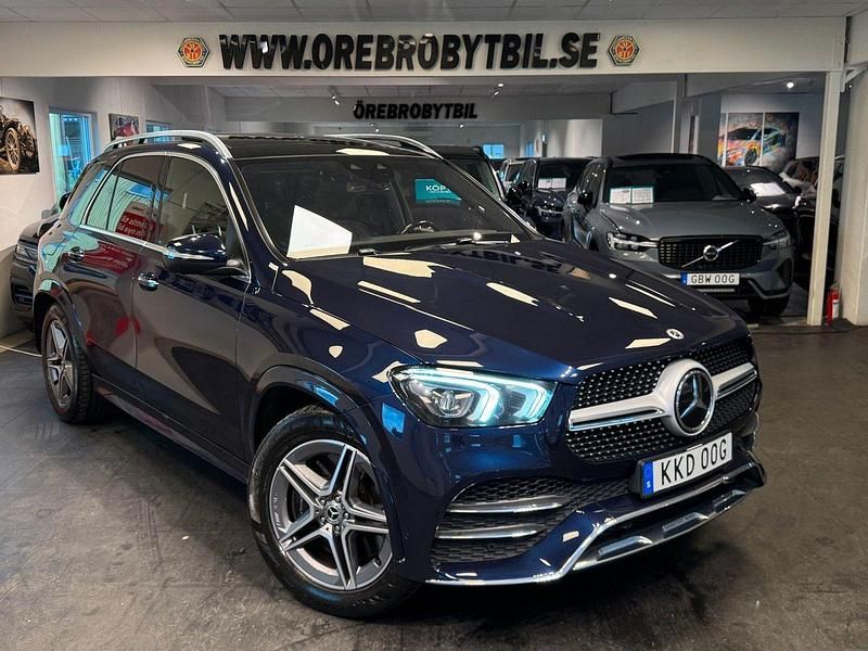 Mörkblå (blå) Begagnad 2022 Mercedes GLE350e AMG SUV | 569 900 kr (Marknadspris) - Bild 1/4