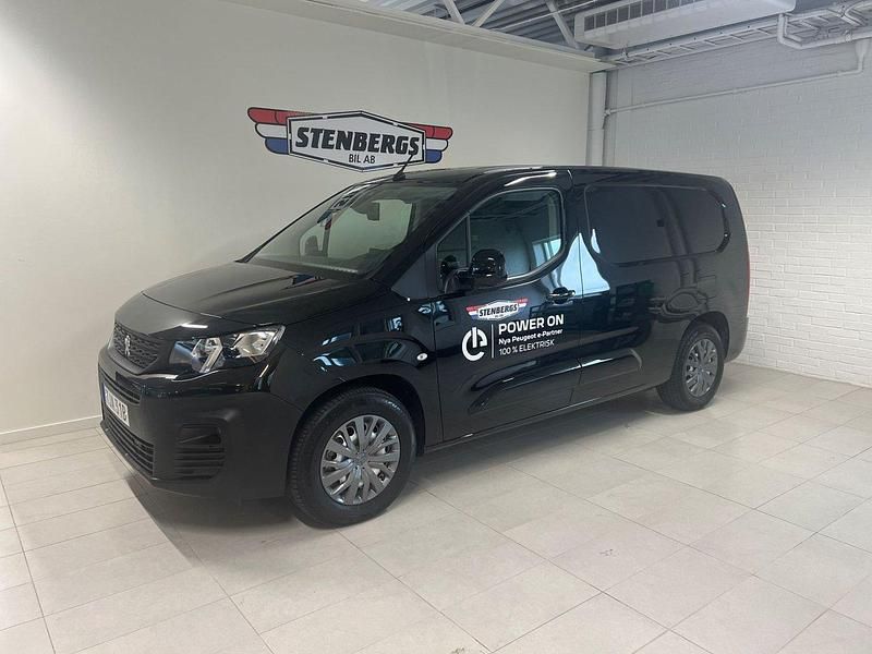 Svart Begagnad 2023 Peugeot E-Partner Minibuss | 374 900 kr - Bild 1/4