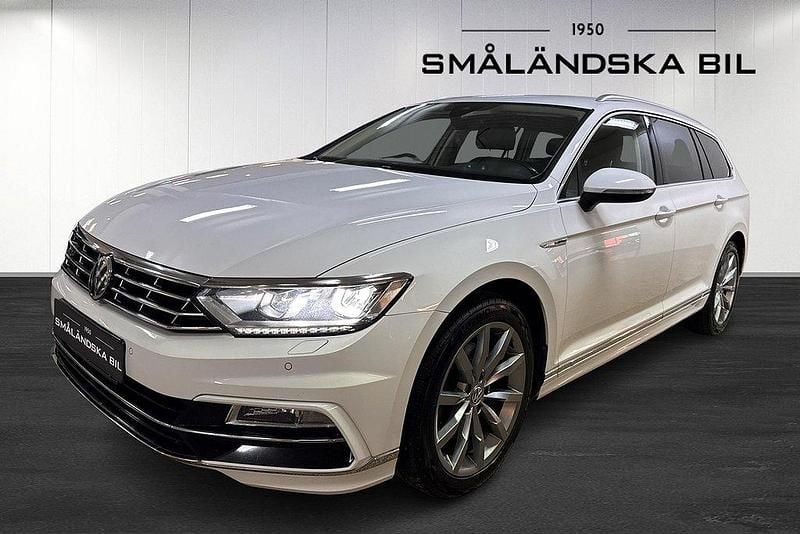 Vit Begagnad 2018 VW Passat R-line Kombi | 169 000 kr (Marknadspris) - Bild 1/4