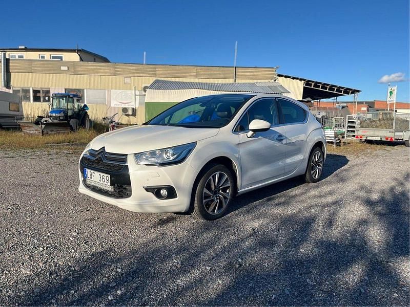 Vit Begagnad 2012 Citroën DS4 Halvkombi | 37 000 kr - Bild 1/4