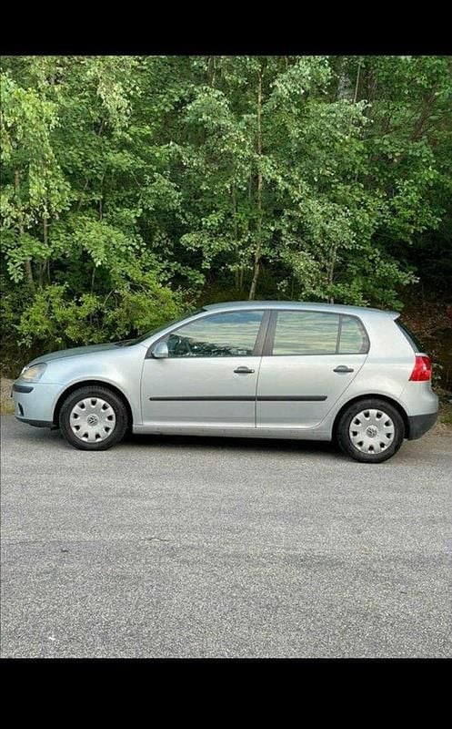 Silver Begagnad 2004 VW Golf IV Trendline Halvkombi | 25 000 kr (Marknadspris) - Bild 1/4