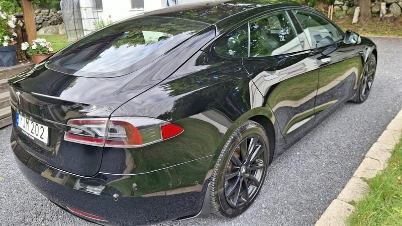 Svart Begagnad 2017 Tesla Model S Halvkombi | 169 995 kr (Bra pris) - Bild 1/4