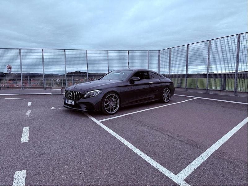 Grå Begagnad 2019 Mercedes C43 AMG AMG Sportkupé | 509 000 kr (Dyr) - Bild 1/3