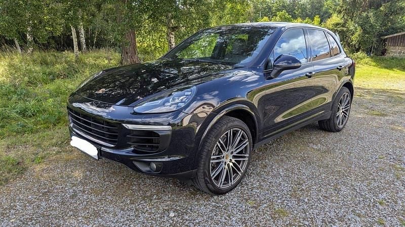 Blå Begagnad 2016 Porsche Cayenne SUV | 319 000 kr (Marknadspris) - Bild 1/4