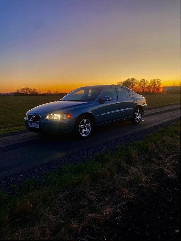 Blå Begagnad 2008 Volvo S60 Sedan | 65 000 kr (Lite dyr) - Bild 1/3