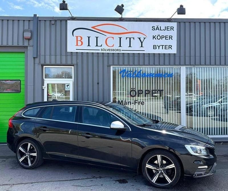 Svart Begagnad 2018 Volvo V60 R-Design Kombi | 216 900 kr (Superpris) - Bild 1/4