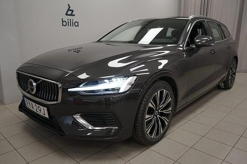 Grå Begagnad 2022 Volvo V60 Core Kombi | 359 900 kr (Marknadspris) - Bild 1/3