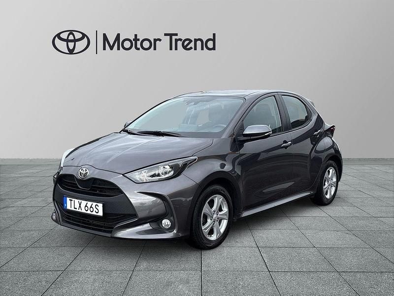 Mörkgrå (grå) Begagnad 2020 Toyota Yaris Active Halvkombi | 175 000 kr (Marknadspris) - Bild 1/3