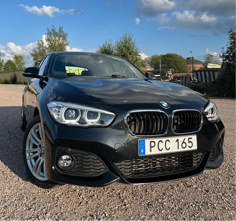 Svart Begagnad 2017 BMW 118 M Sport Halvkombi | 157 900 kr (Bra pris) - Bild 1/4