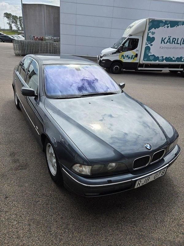Begagnad 2000 BMW 523 Sedan | 23 500 kr - Bild 1/4