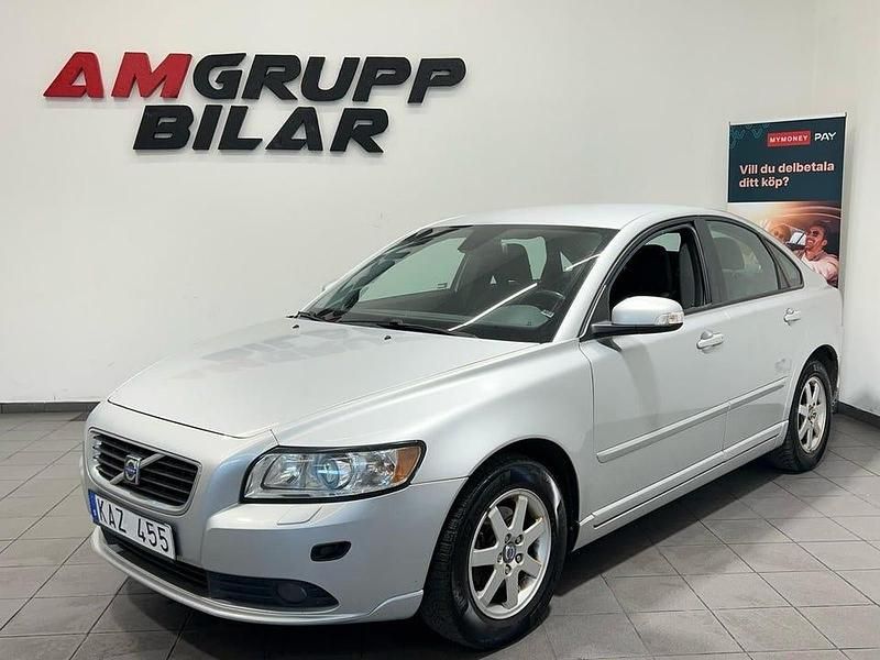 Silver Begagnad 2009 Volvo S40 Momentum Sedan | 39 900 kr (Bra pris) - Bild 1/4