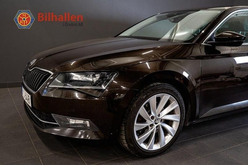 Begagnad Skoda Superb Business Line 190 HK (139 kW) 2016 Brun Kombi