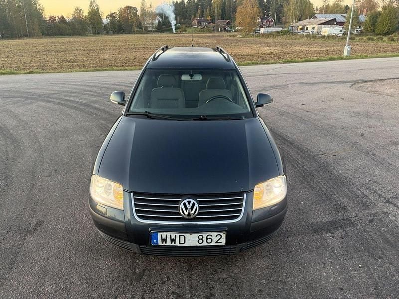 Mörkgrå (grå) Begagnad 2005 VW Passat Trendline Kombi | 22 500 kr (Marknadspris) - Bild 1/4