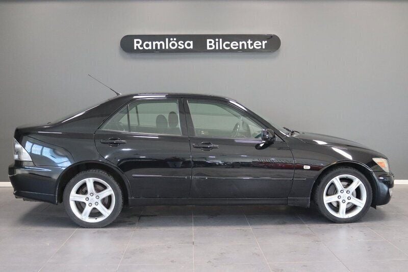 Begagnad Lexus IS200 155 HK (114 kW) 2004 Svart Sedan