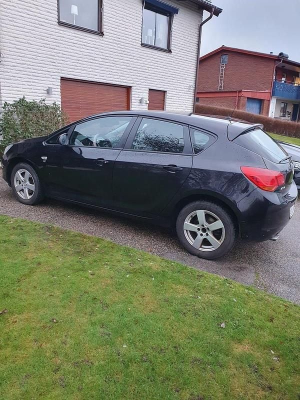 Begagnad 2010 Opel Astra Halvkombi | 34 000 kr (Bra pris) - Bild 1/4
