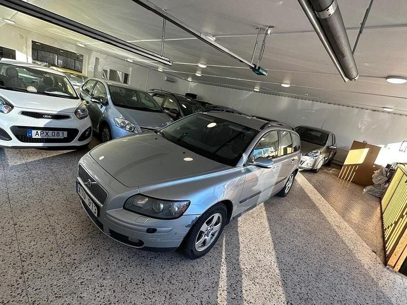 Begagnad Volvo V50 Kinetic 126 HK (92 kW) 2006 Silver Kombi