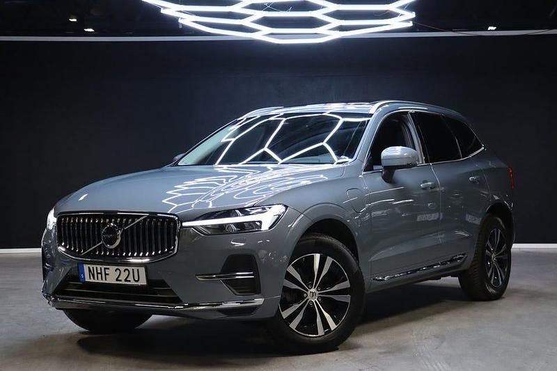 Grå Begagnad 2024 Volvo XC60 Core SUV | 449 900 kr (Marknadspris) - Bild 1/4