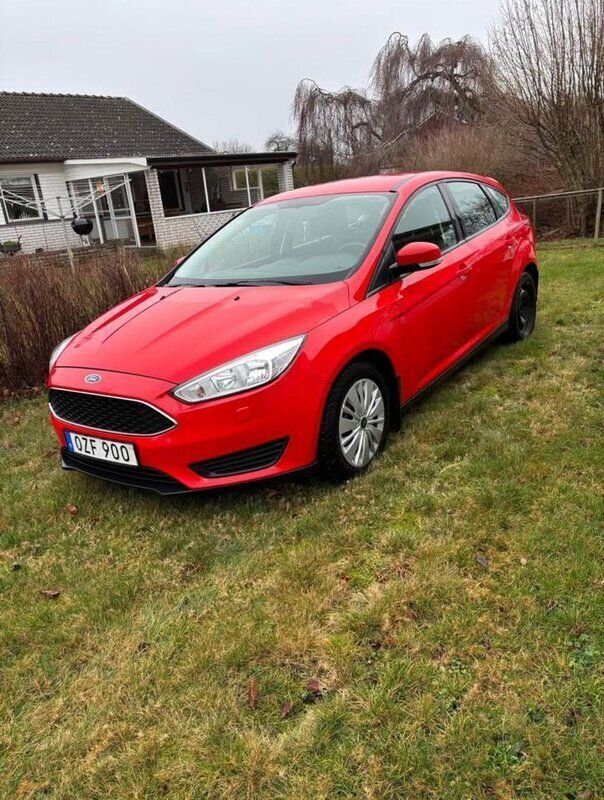 Röd Begagnad 2016 Ford Focus Trend Halvkombi | 86 100 kr (Marknadspris) - Bild 1/1
