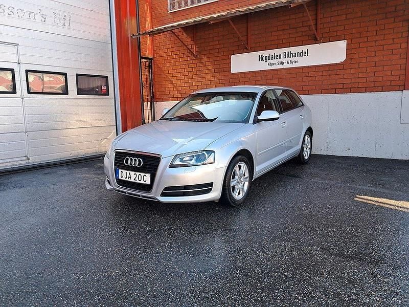 Silver Begagnad 2011 Audi A3 Sportback Comfort Halvkombi | 59 900 kr (Marknadspris) - Bild 1/4