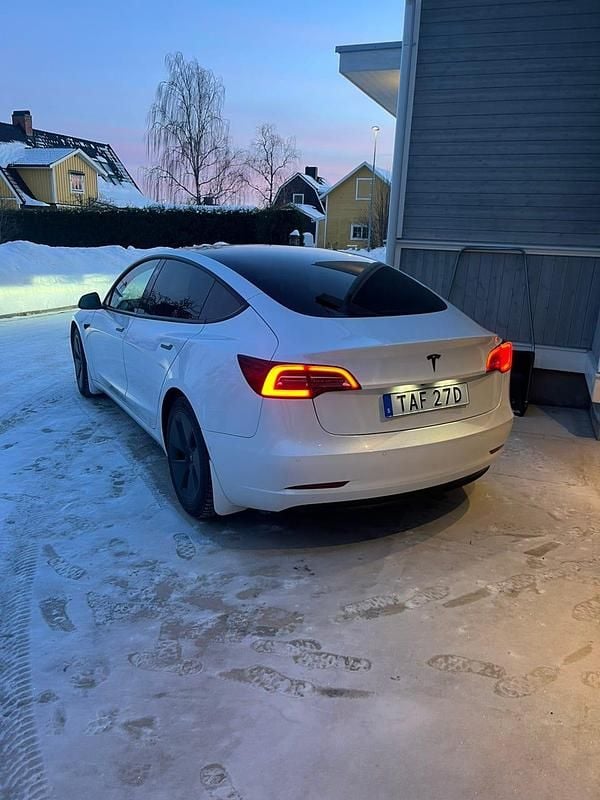 Begagnad Tesla Model 3 Standard Range Plus 239 kW (325 HK) 2021 Sedan