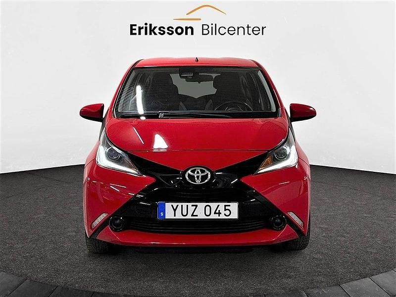 Begagnad Toyota Aygo X-play 69 HK (50 kW) 2017 Röd Halvkombi