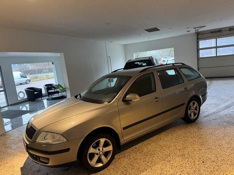 Ljusbrun Begagnad 2008 Skoda Octavia Kombi | 28 900 kr (Bra pris) - Bild 1/4