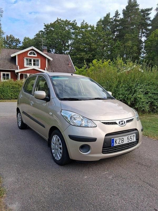 Silver Begagnad 2010 Hyundai i10 Halvkombi | 32 000 kr (Marknadspris) - Bild 1/4