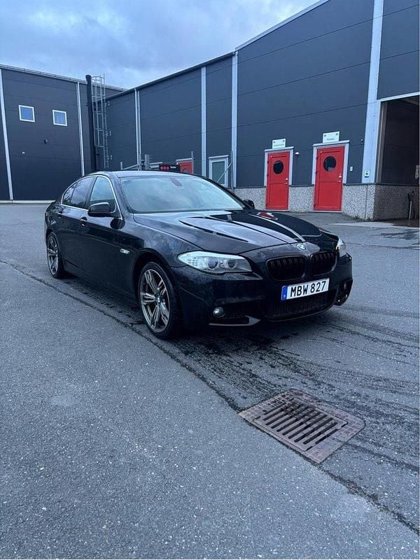 Svart Begagnad 2012 BMW 520 Sedan | 78 000 kr (Marknadspris) - Bild 1/4