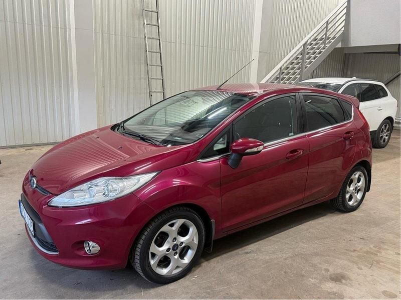 Röd Begagnad 2009 Ford Fiesta Titanium Halvkombi | 64 000 kr (Marknadspris) - Bild 1/4