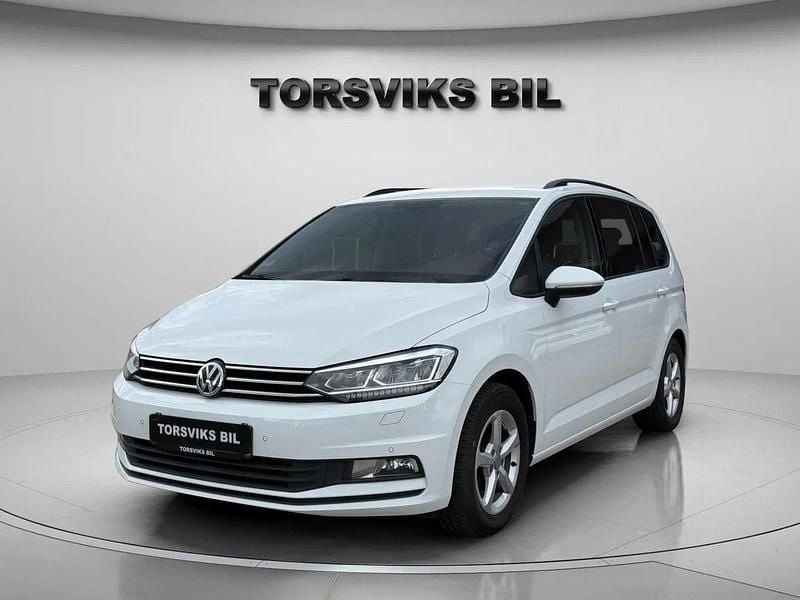 Vit Begagnad 2017 VW Touran Minibuss | 169 900 kr (Dyr) - Bild 1/4