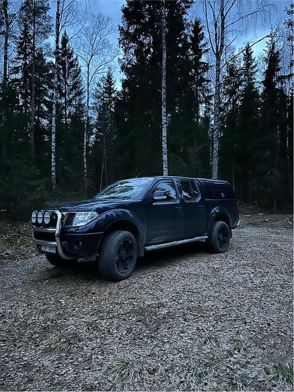 Blå Begagnad 2008 Nissan Navara Pickup | 95 000 kr (Marknadspris) - Bild 1/4