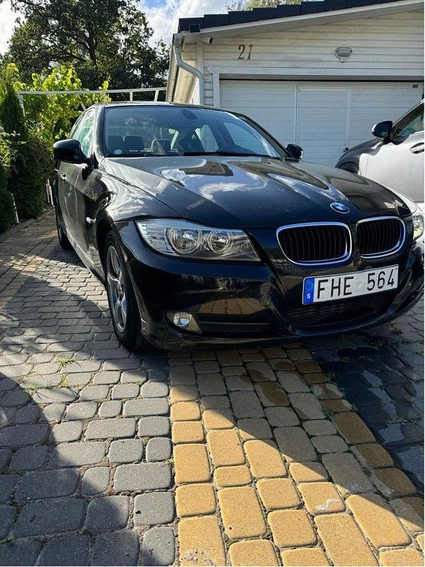 Svart Begagnad 2009 BMW 318 Comfort Edition Sedan | 93 999 kr (Lite dyr) - Bild 1/4