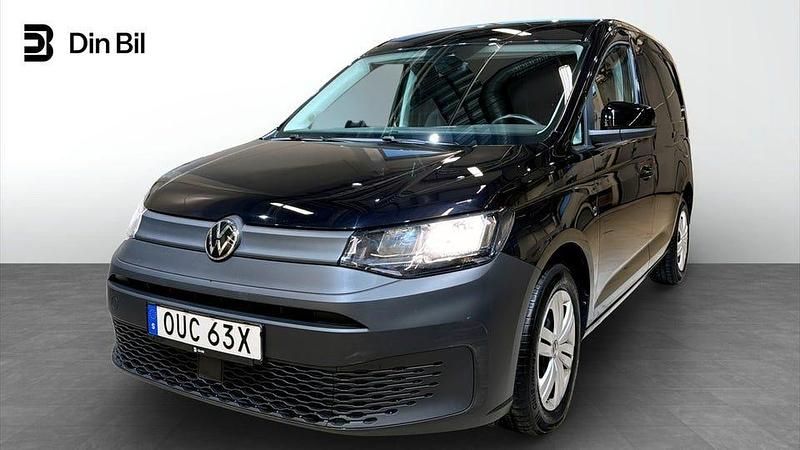 Svart (deep black pärleffekt) Begagnad 2023 VW Caddy Minibuss | 279 900 kr (Bra pris) - Bild 1/4
