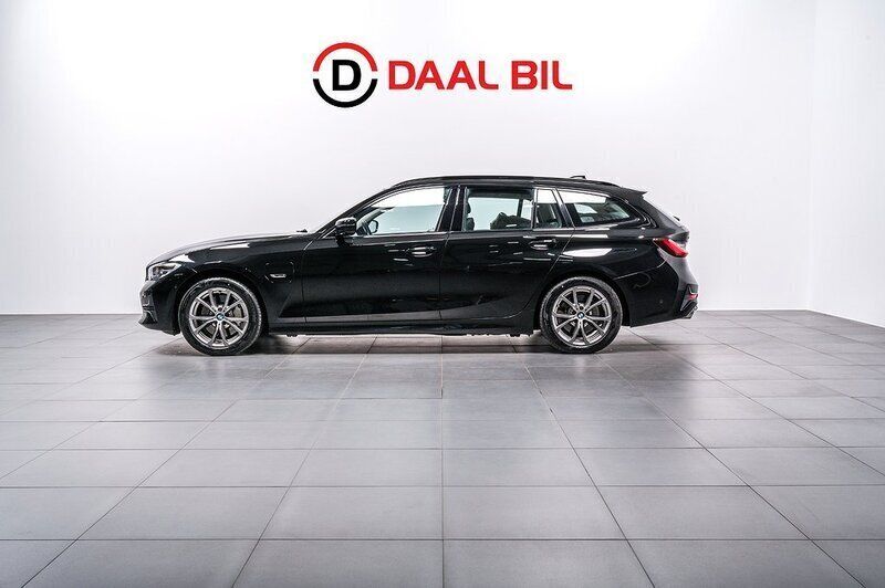 Svart Begagnad 2021 BMW 330e Sport Line Kombi | 279 700 kr (Superpris) - Bild 1/4