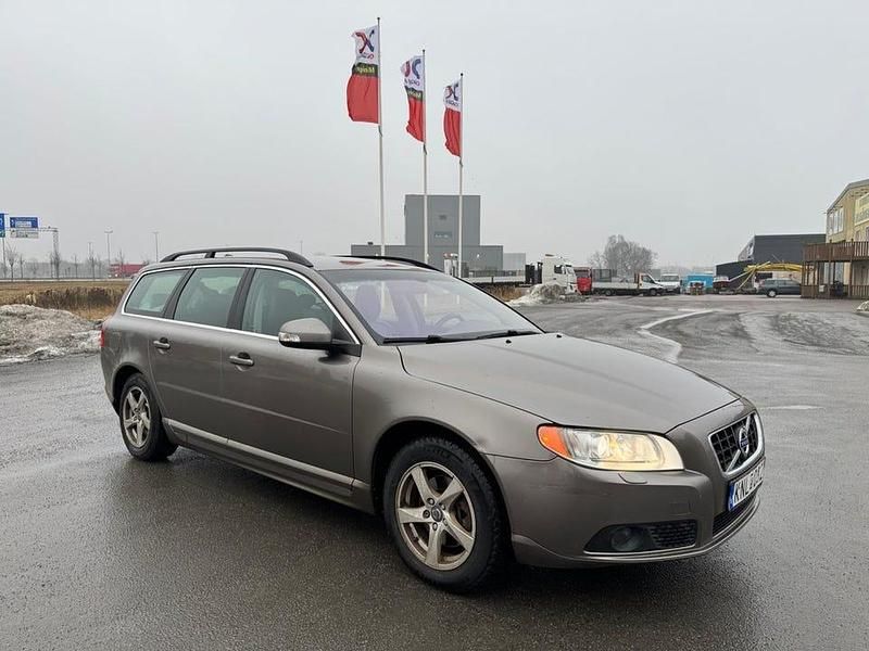 Begagnad Volvo V70 Momentum 175 HK (128 kW) 2009 Grå Kombi