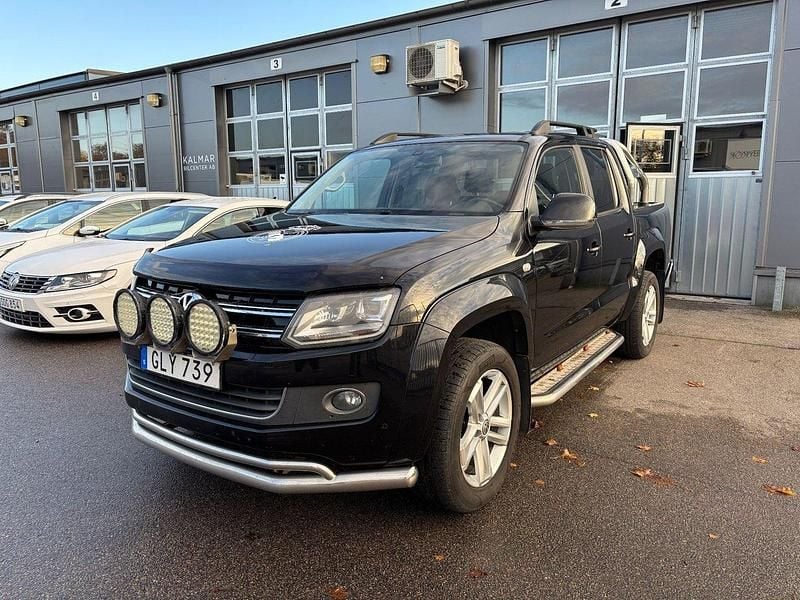 Svart Begagnad 2016 VW Amarok Highline Pickup | 174 900 kr (Marknadspris) - Bild 1/4