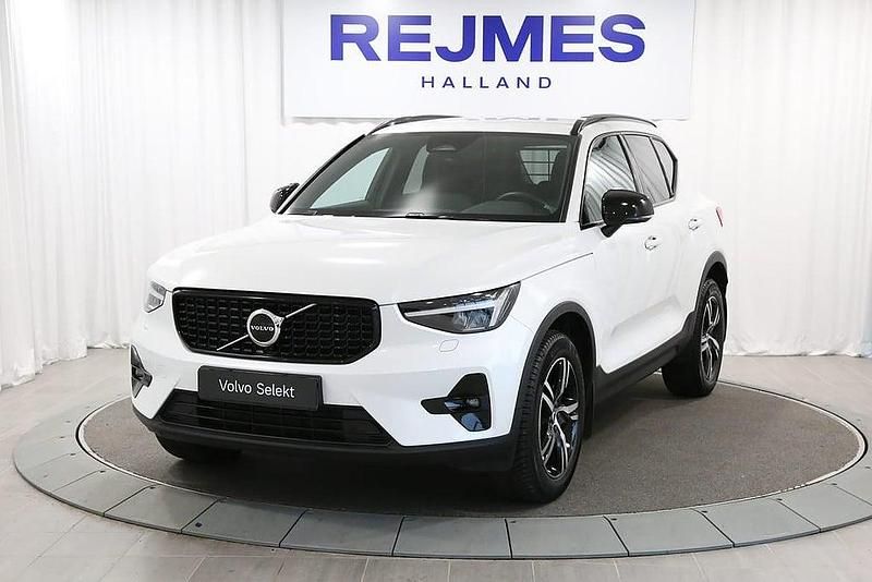 Vit Begagnad 2023 Volvo XC40 Plus SUV | 359 500 kr (Marknadspris) - Bild 1/4