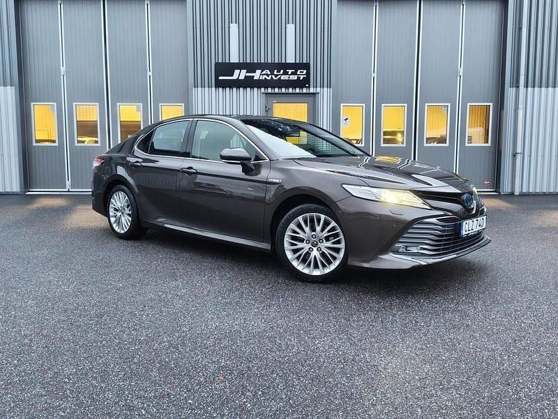 Brun Begagnad 2019 Toyota Camry Hybrid Executive Sedan | 239 900 kr (Marknadspris) - Bild 1/4