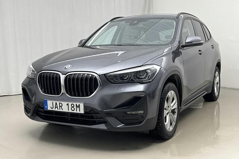 Grå Begagnad 2021 BMW X1 Sport Line SUV | 213 000 kr (Bra pris) - Bild 1/4