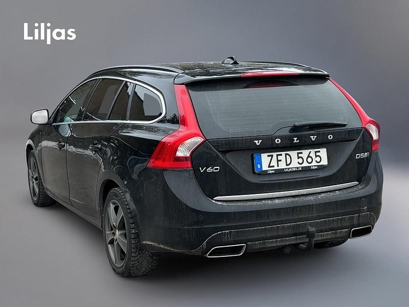 Begagnad Volvo V60 Momentum 231 HK (169 kW) 2018 Svart Kombi