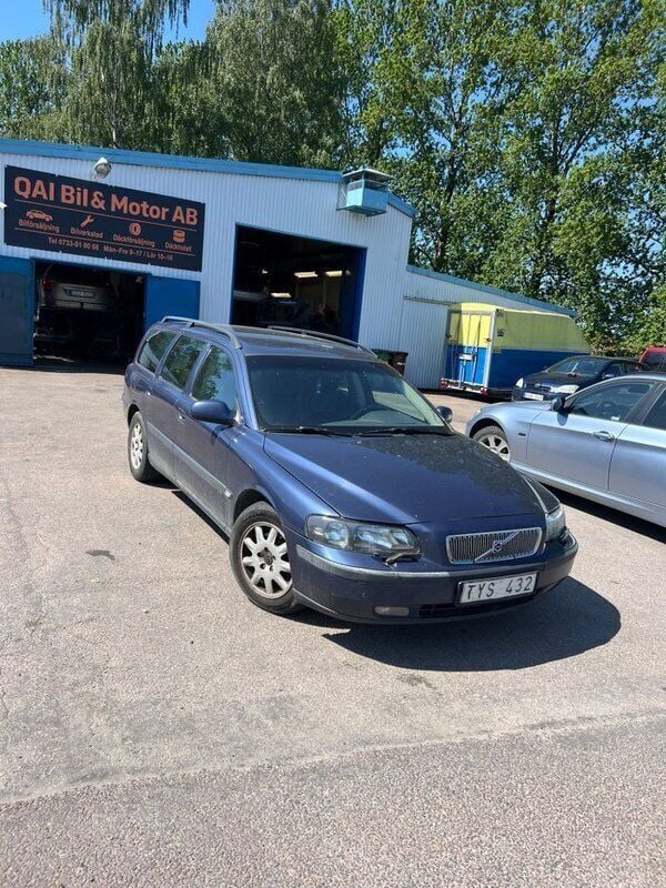 Mörkblå Begagnad 2003 Volvo V70 Business Edition Kombi | 14 999 kr (Marknadspris) - Bild 1/4